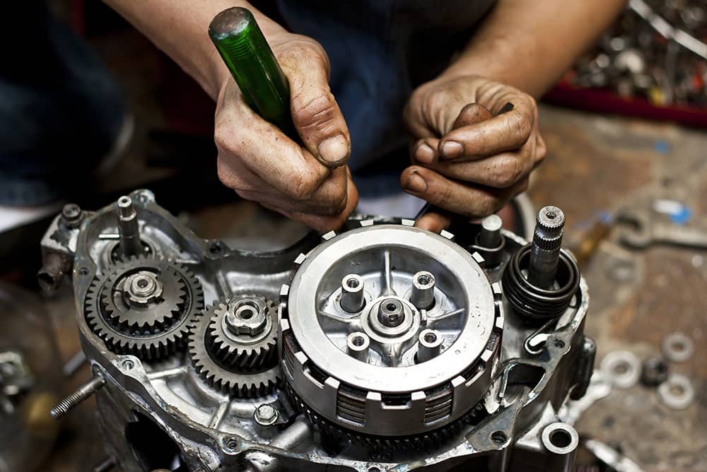 Motorradmechaniker repariert ein Getriebe