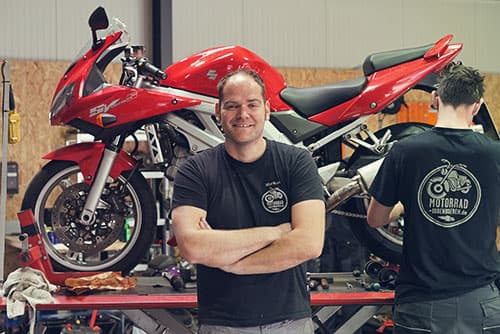 Markus Stryjewski in der Motorradwerkstatt